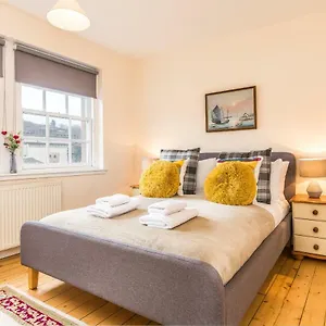 Sunny & Spacious Royal Mile Dating From 1677 Edinburgh